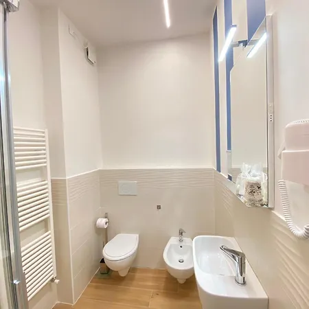 Bagno Luciano 住宿加早餐酒店 马瑞纳迪卡拉拉